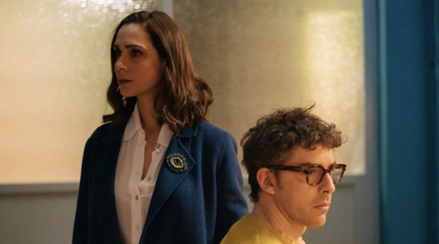 Da sinistra: Lucrezia Guidone nel ruolo di Margherita e Michele Riondino in quello di Carlo. Credits: Sara Petraglia/Netflix.