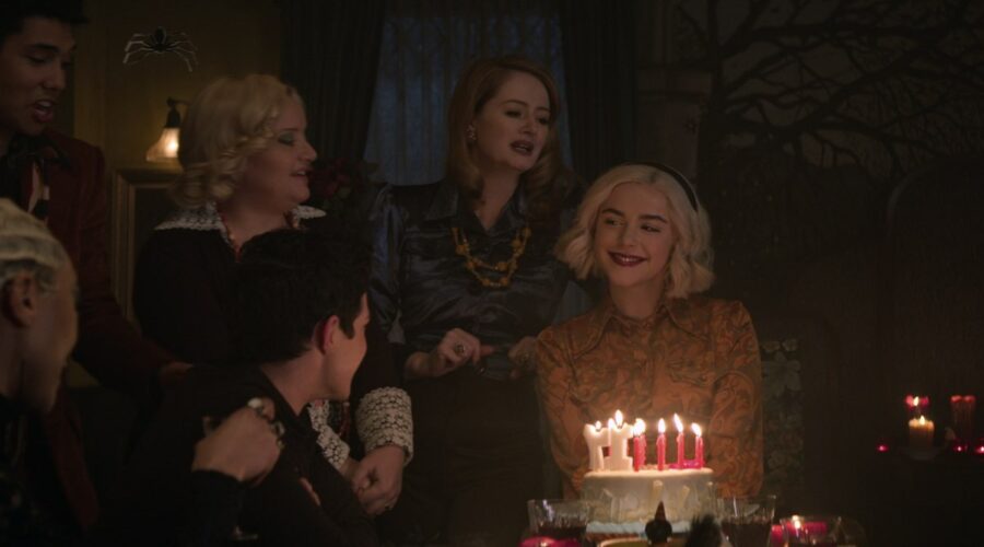 Da sinistra: Lucy Davis (Hilda), Miranda Otto (Zelda) e Kiernan Shipka (Sabrina) in Le Terrificanti Avventure di Sabrina Parte 4. Credits: Netflix.
