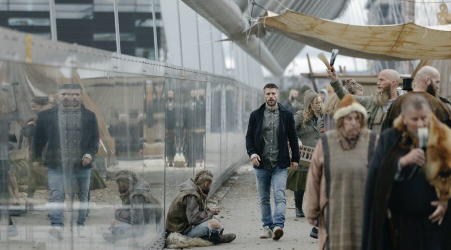 Nicolai Cleve Broch veste i panni dell'investigatore di polizia Lars Haaland, che si unisce a Alfhildr Enginnsdottir (Krista Kosonen), il primo duo nel servizio di polizia dotato di background multi-temporale. Credits: Eirik Evjen/HBO Nordic via RaiPlay.