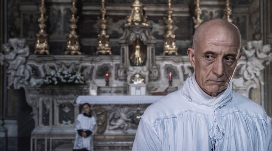 Peppe Servillo Interpreta Don Pierino ne Il Commissario Ricciardi. Credits: Anna Camerlingo/Rai