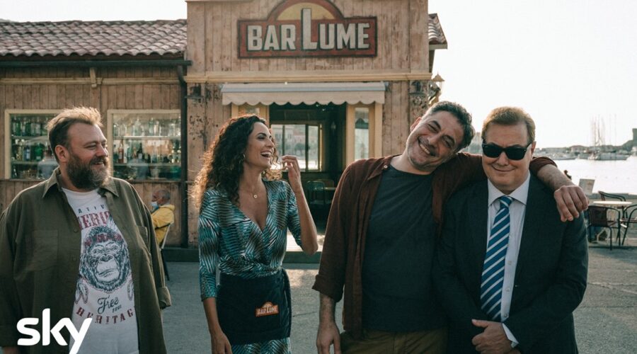 Stefani Fresi, Enrica Guidi, Filippo Timo e Corrado Guzzanti ne I Delitti Del Barlume 8. Credits: Sky e Paolo Ciriello