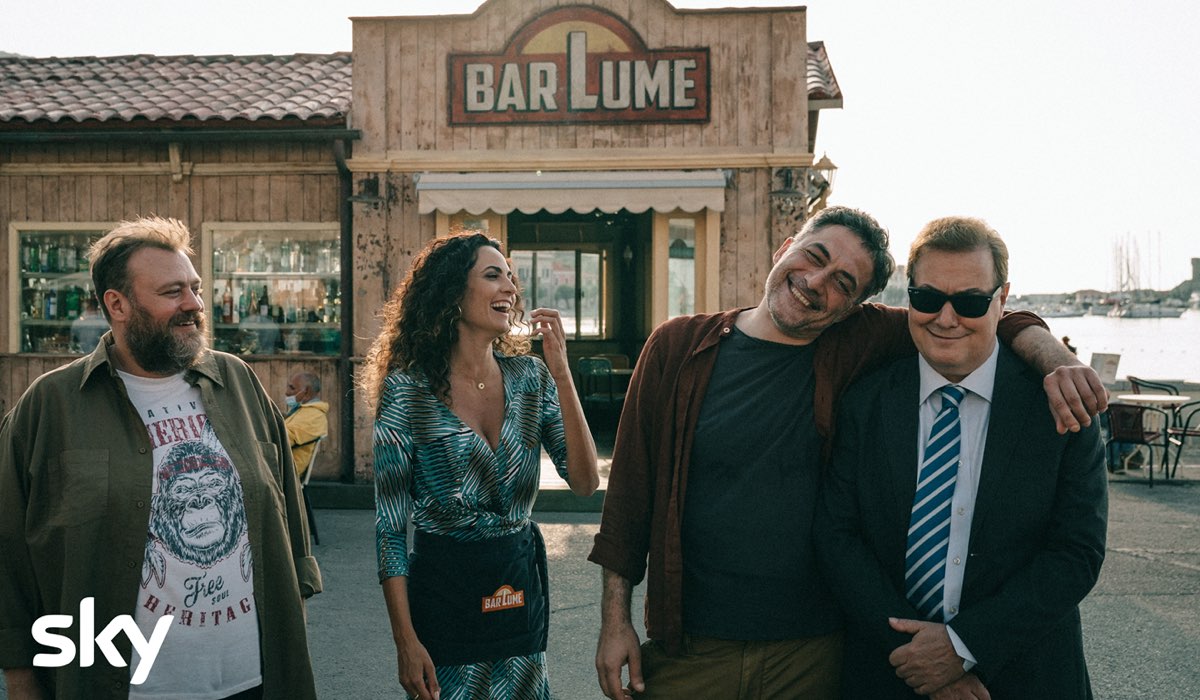 Stefani Fresi, Enrica Guidi, Filippo Timo e Corrado Guzzanti ne I Delitti Del Barlume 8. Credits: Sky e Paolo Ciriello