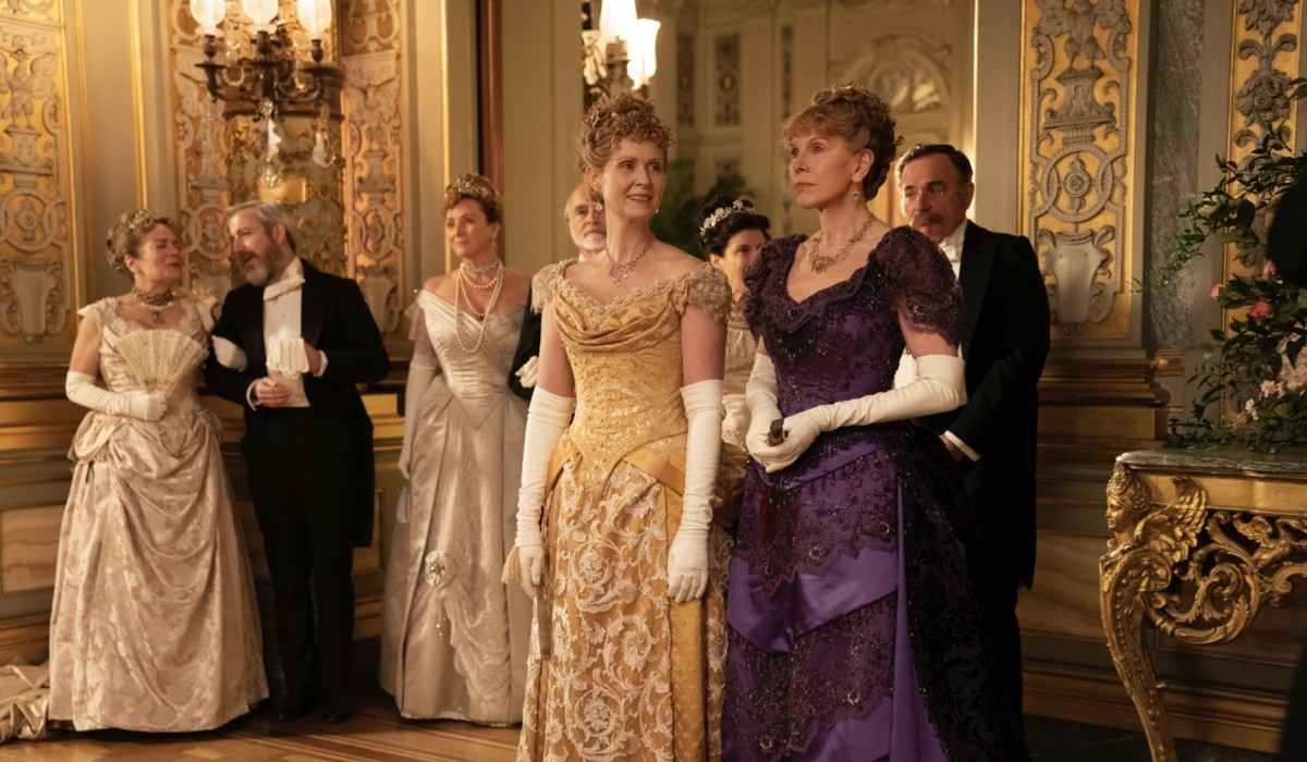 Da sinistra: Ada Brook (Cynthia Nixon) e Agnes van Rhijn (Christine Baranski) in una scena di “The Gilded Age”. Credits: Sky Italia.