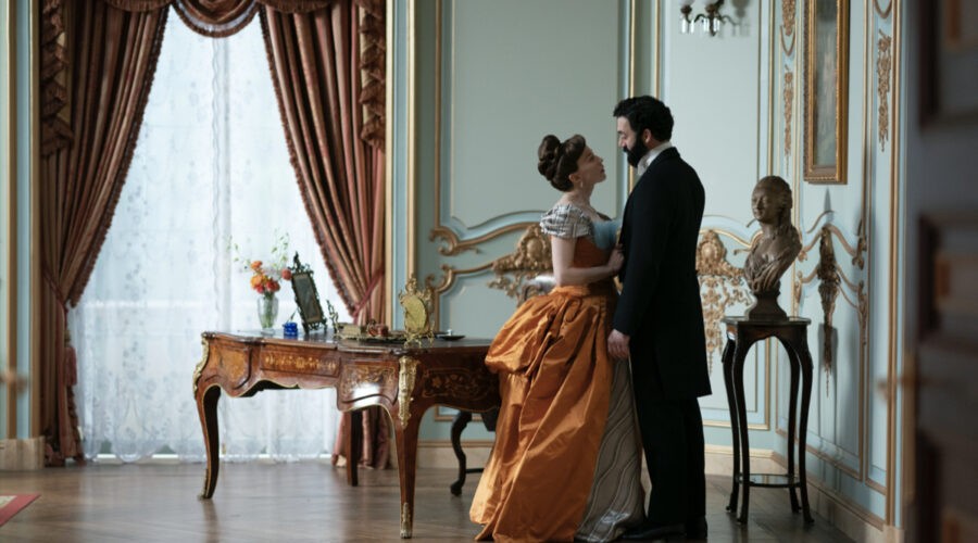 Da sinistra: Bertha (Carrie Coon) e George Russell (Morgan Spector) in una scena di “The Gilded Age”. Credits: Sky Italia.