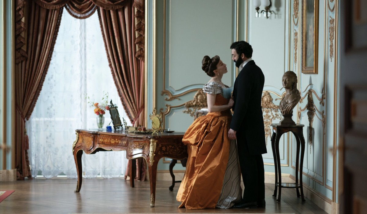 Da sinistra: Bertha (Carrie Coon) e George Russell (Morgan Spector) in una scena di “The Gilded Age”. Credits: Sky Italia.