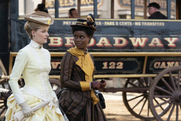 Da sinistra: Marian Brook (Louisa Jacobson) e Peggy Scott (Denée Benton) in una scena di “The Gilded Age”. Credits: Sky Italia.