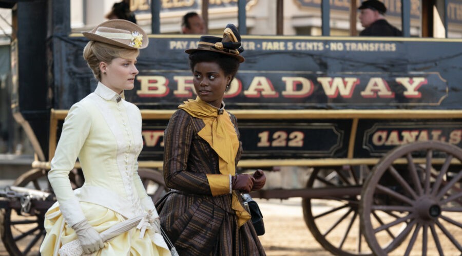 Da sinistra: Marian Brook (Louisa Jacobson) e Peggy Scott (Denée Benton) in una scena di “The Gilded Age”. Credits: Sky Italia.