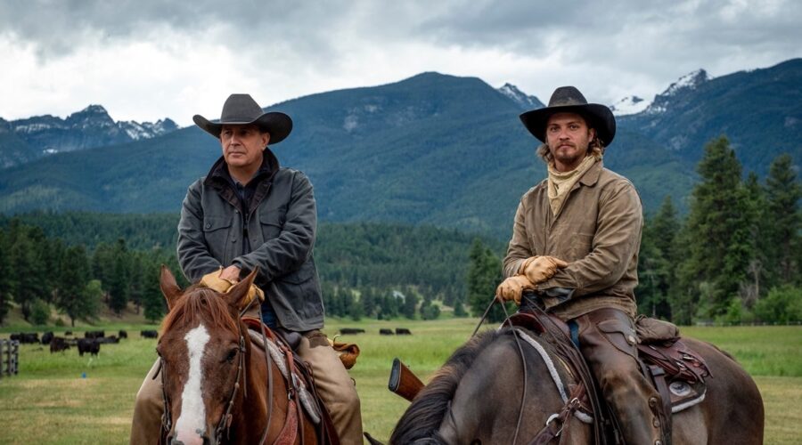 John Dutton (Kevin Costner) e il figlio Kayce (Luke Grimes). Credits: Sky Italia.