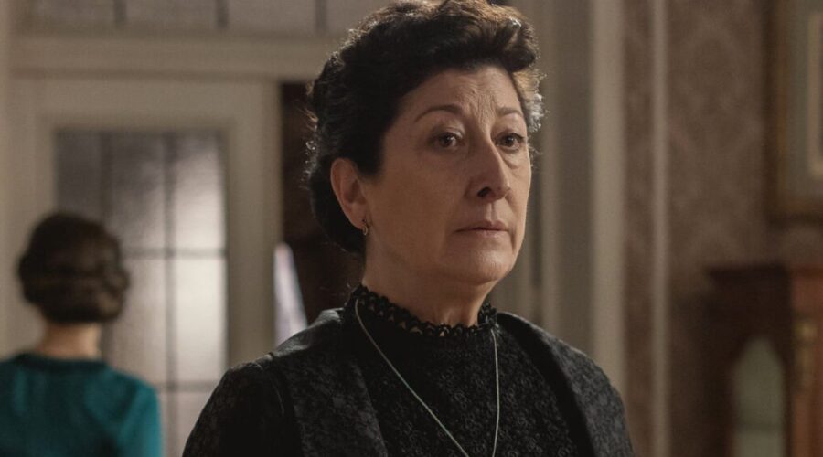 Ursula riflette sulla sua prossima mossa In Una Vita: Credits Boomerang Tv