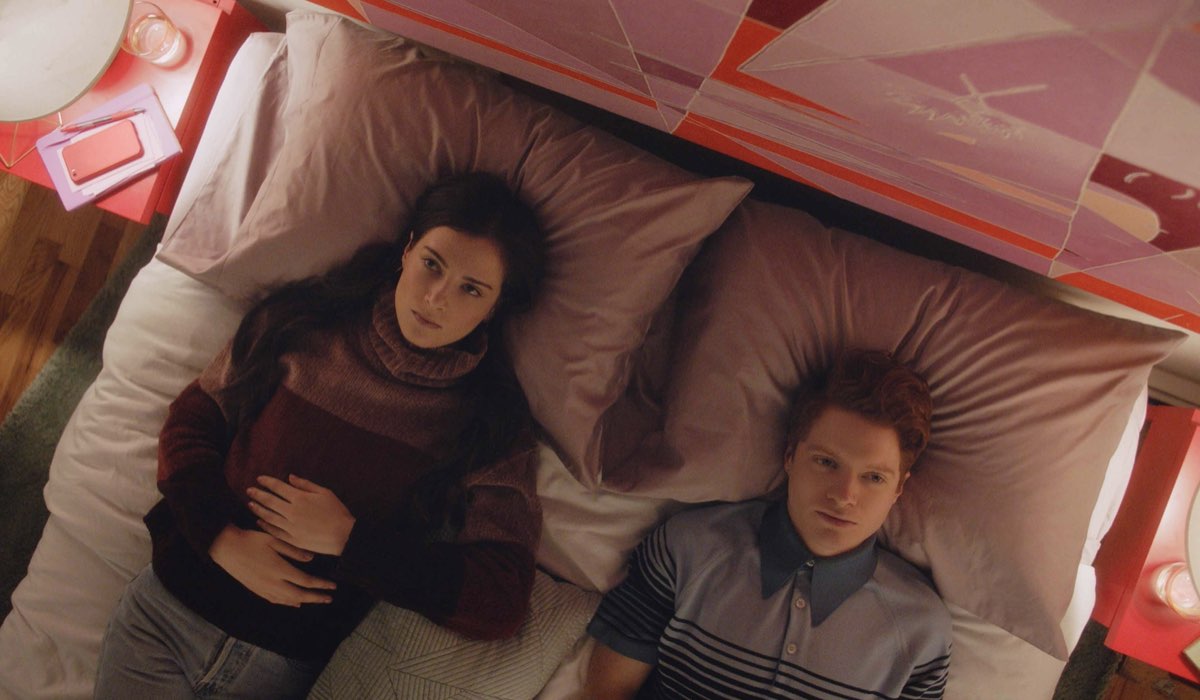 Da sinistra: Zoe Levin e Brendan Scannell in Bonding. Credits: Netflix.