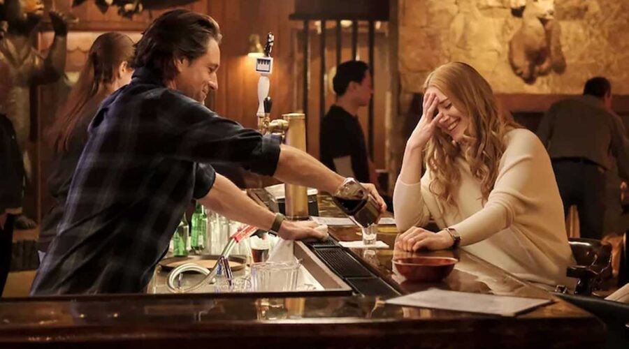 Alexandra Breckenridge e Martin Henderson in una scena di Virgin River. Credits: Netflix.