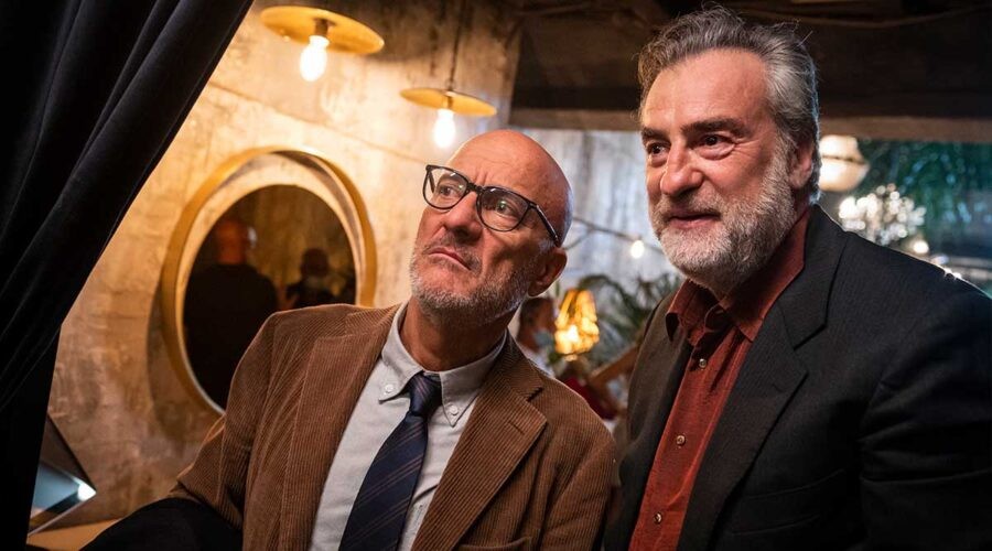 Claudio Bisio e Max Tortora in Tutta colpa di Freud. Credits: Amazon Prime Video/RTI/Lotus Production.