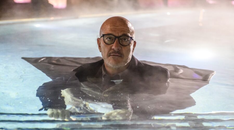 Claudio Bisio in Tutta Colpa Di Freud - La Serie. Credits: Credits: Andrea Miconi/Lotus/RTI/Prime Video.