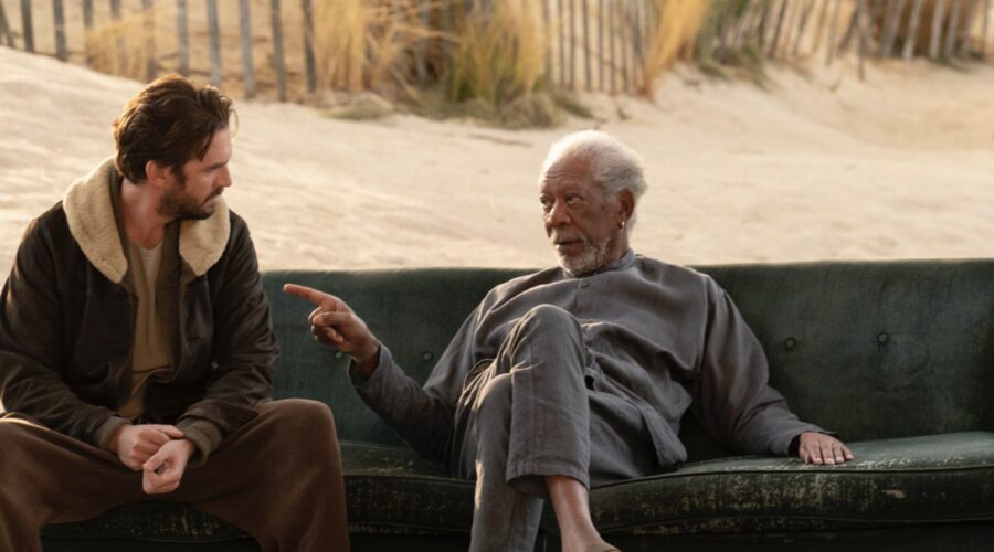 Dan Stevens e Morgan Freeman In Solos. Credits: Amazon Prime Video