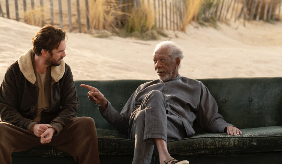 Dan Stevens e Morgan Freeman In Solos. Credits: Amazon Prime Video