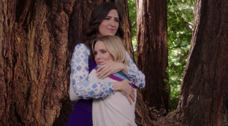 Da sinistra a destra: Janet (D'Arcy Carden) e Eleanor (Kristen Bell) si stringono in un ultimo abbraccio. Credits: Netflix/fotogramma.