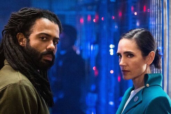 Daveed Diggs e Jennifer Connelly in una scena della serie TV Snowpiercer. Credits: Netflix/TNT.