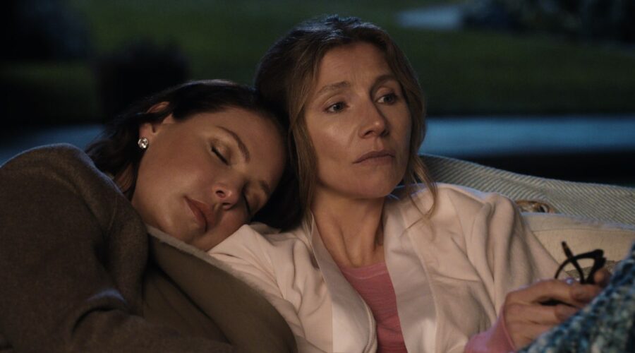 Da sinistra: Katherine Heigl e Sarah Chalke in L'estate in cui imparammo a volare. Credits: Netflix.