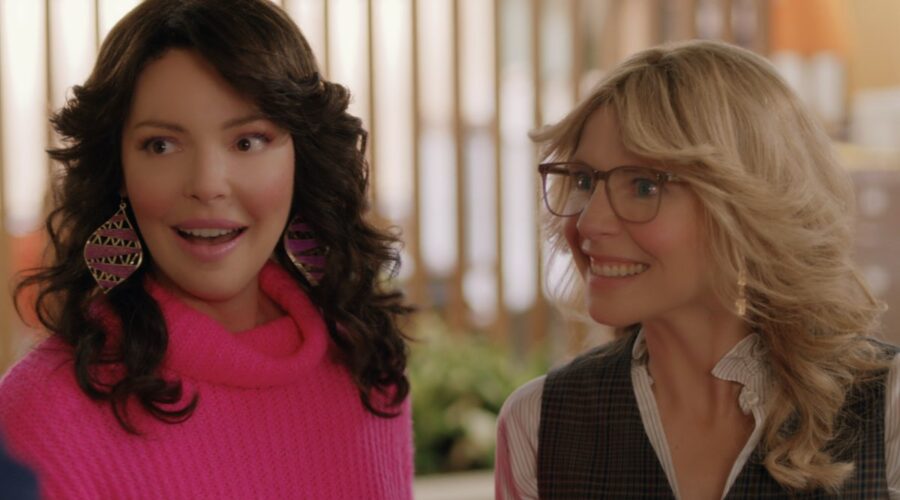 Da sinistra: Katherine Heigl e Sarah Chalke in L'estate in cui imparammo a volare. Credits: Netflix.