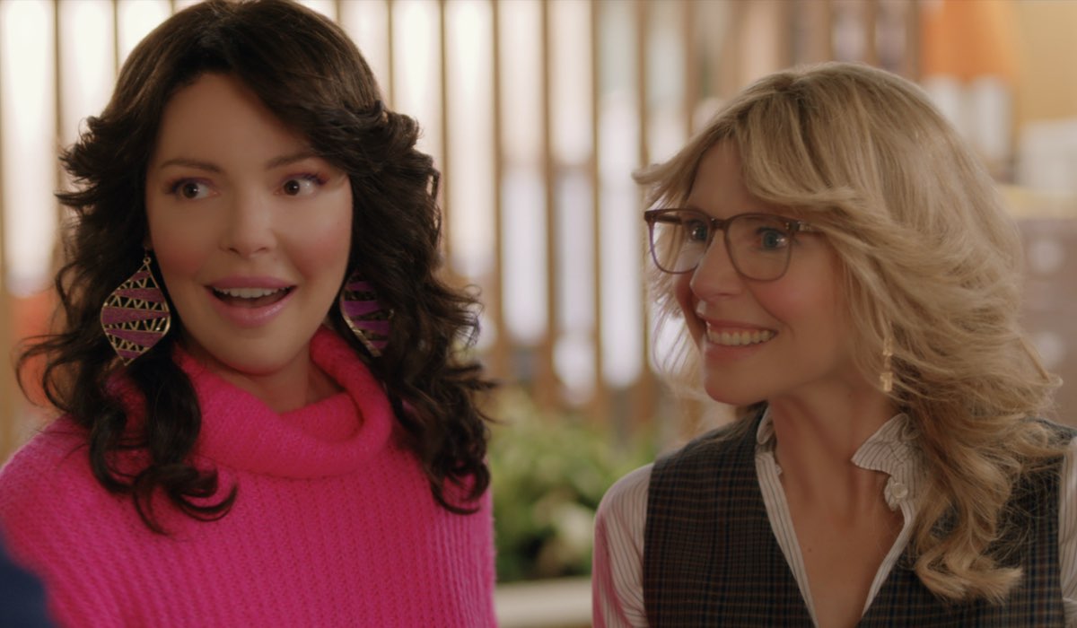 Da sinistra: Katherine Heigl e Sarah Chalke in L'estate in cui imparammo a volare. Credits: Netflix.