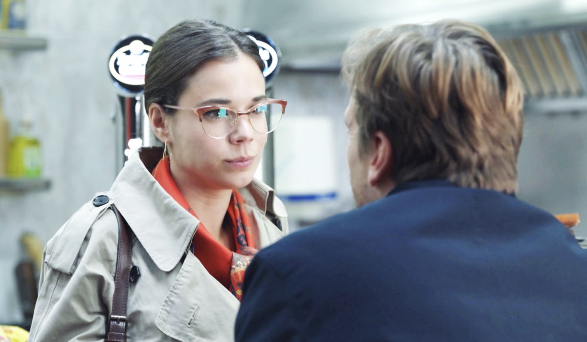 Laia Costa e Guillermo Pfening in una scena di Foodie Love. Credits: HBO España/RaiPlay.