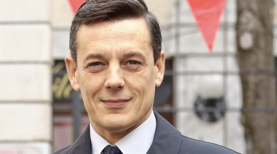 Giorgio Lupano Interpreta Il Ragioniere Luciano Cattaneo Ne Il Paradiso Delle Signore Daily Qui In Un Posato Credits P. Bruni E Rai