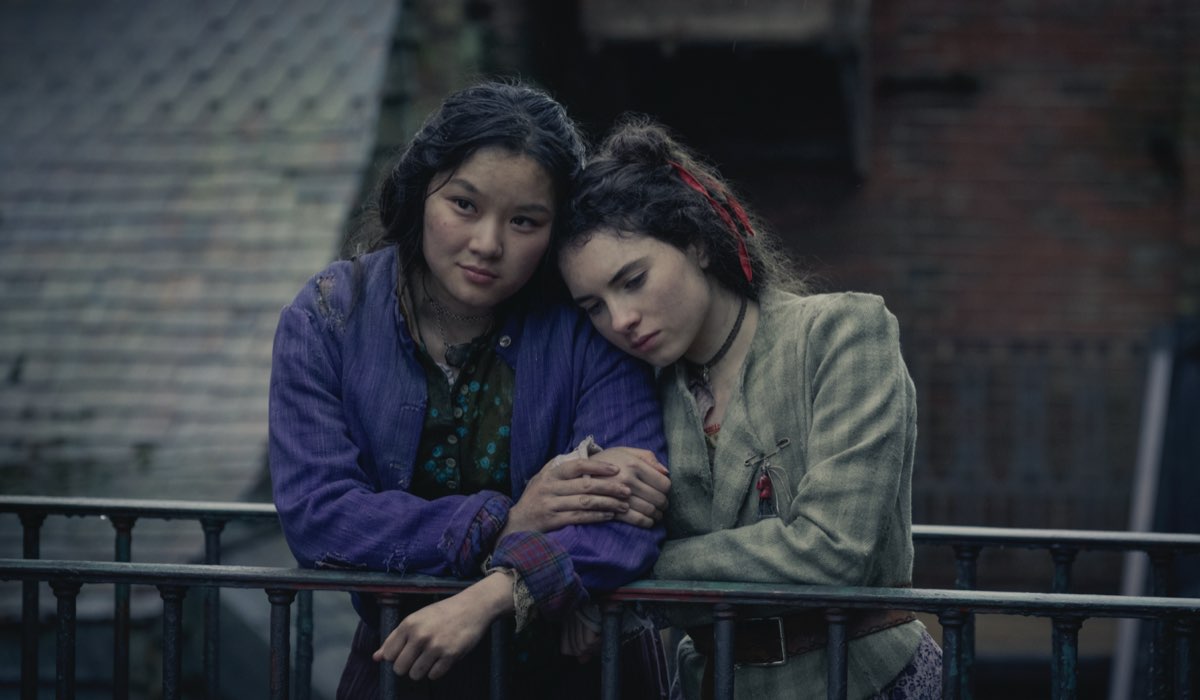 Thaddea Graham (Bea) e Darci Shaw (Jessie) in Gli Irregolari di Baker Street. Credits: Matt Squire/Netflix.