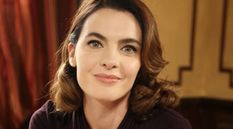 Il Paradiso Delle Signore Clelia Calligaris Interpretata Da Enrica Pintore Qui In Un Posato In Caffetteria Per La Stagione Daily 2 Credits P. Bruni E Rai