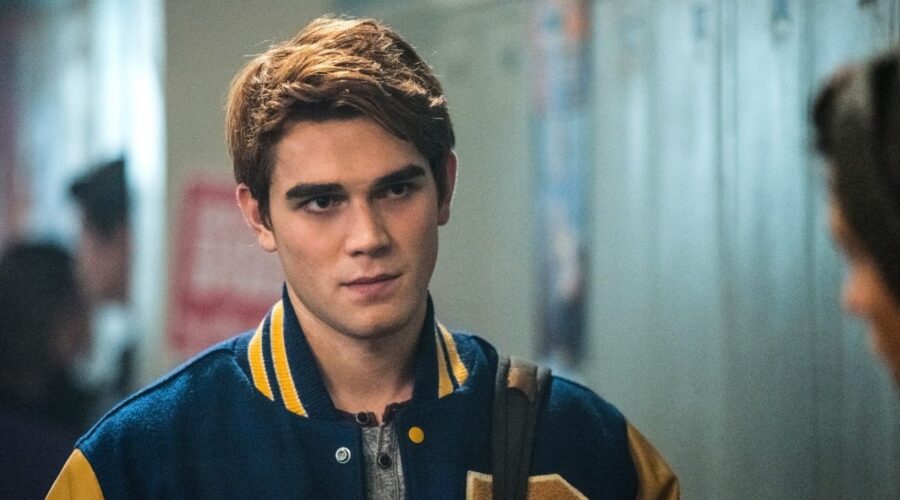 KJ Apa nei panni di Archie in una scena di Riverdale. Credits: Mediaset/Warner Bros. Television.