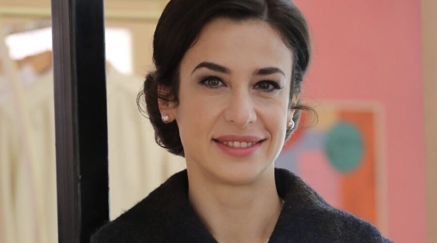 Lara Komar Interpreta Gloria Moreau Ne Il Paradiso Delle Signore 5 Qui In Un Posato Credits P. Bruni E Rai