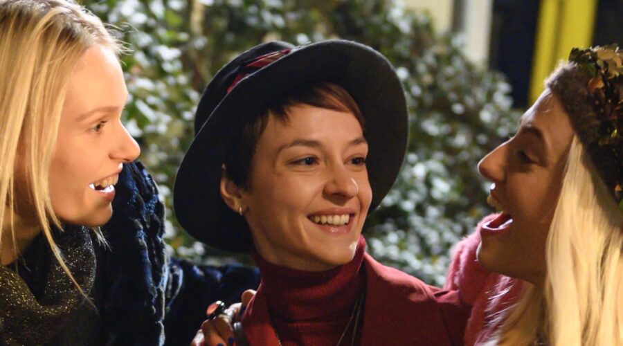 Marta, Sara e Emma In Tutta Colpa Di Freud. Credits: Andrea Miconi/Amazon Prime Video