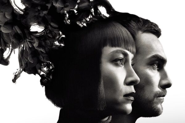 Ana (Sydney Lemmon) e Daimon (Tom Austen) nel poster della serie. Credits: Disney Plus.