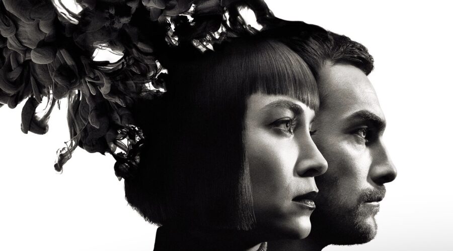 Ana (Sydney Lemmon) e Daimon (Tom Austen) nel poster della serie. Credits: Disney Plus.