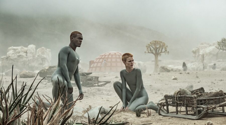 Madre (Amanda Collin) e Padre (Abubakar Salim) in una scena di Raised By Wolves. Credits: Sky.