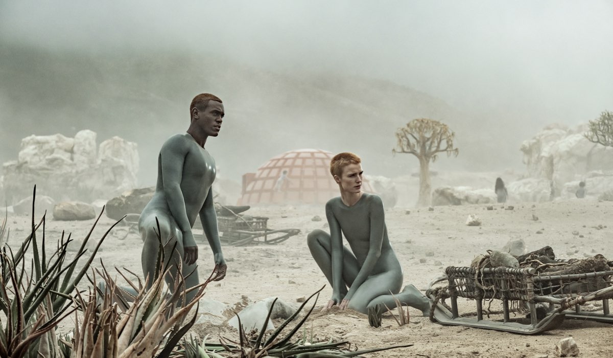 Madre (Amanda Collin) e Padre (Abubakar Salim) in una scena di Raised By Wolves. Credits: Sky.