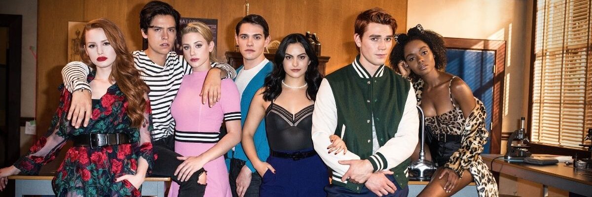 Il cast di Riverdale. Da sinistra a destra: Madelaine Petsch, Cole Sprouse, Lili Reinhardt, Casey Scott, Cami Mendes, KJ Apa e Ashleigh Murray. Credits: Mediaset/Warner Bros. Television.