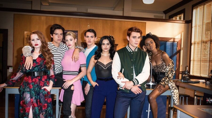Il cast di Riverdale. Da sinistra a destra: Madelaine Petsch, Cole Sprouse, Lili Reinhardt, Casey Scott, Cami Mendes, KJ Apa e Ashleigh Murray. Credits: Mediaset/Warner Bros. Television.