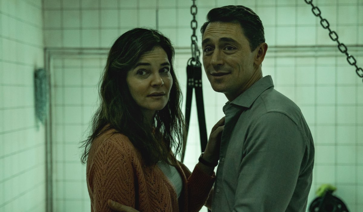 Da sinistra: Betsy Brand e JJ Feild in Soulmates serie tv. Credits: AMC/Prime Video.