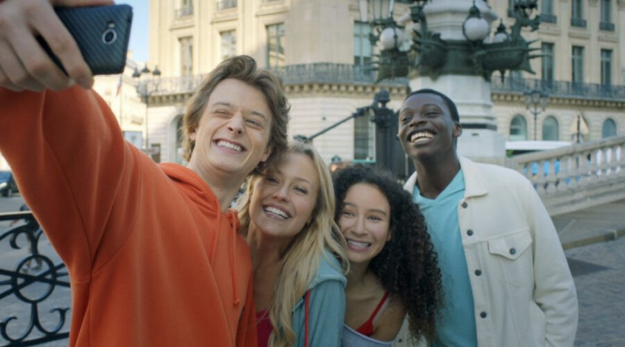 Una Scena Di Cercami A Parigi 3 Stagione Credits: DeAKids