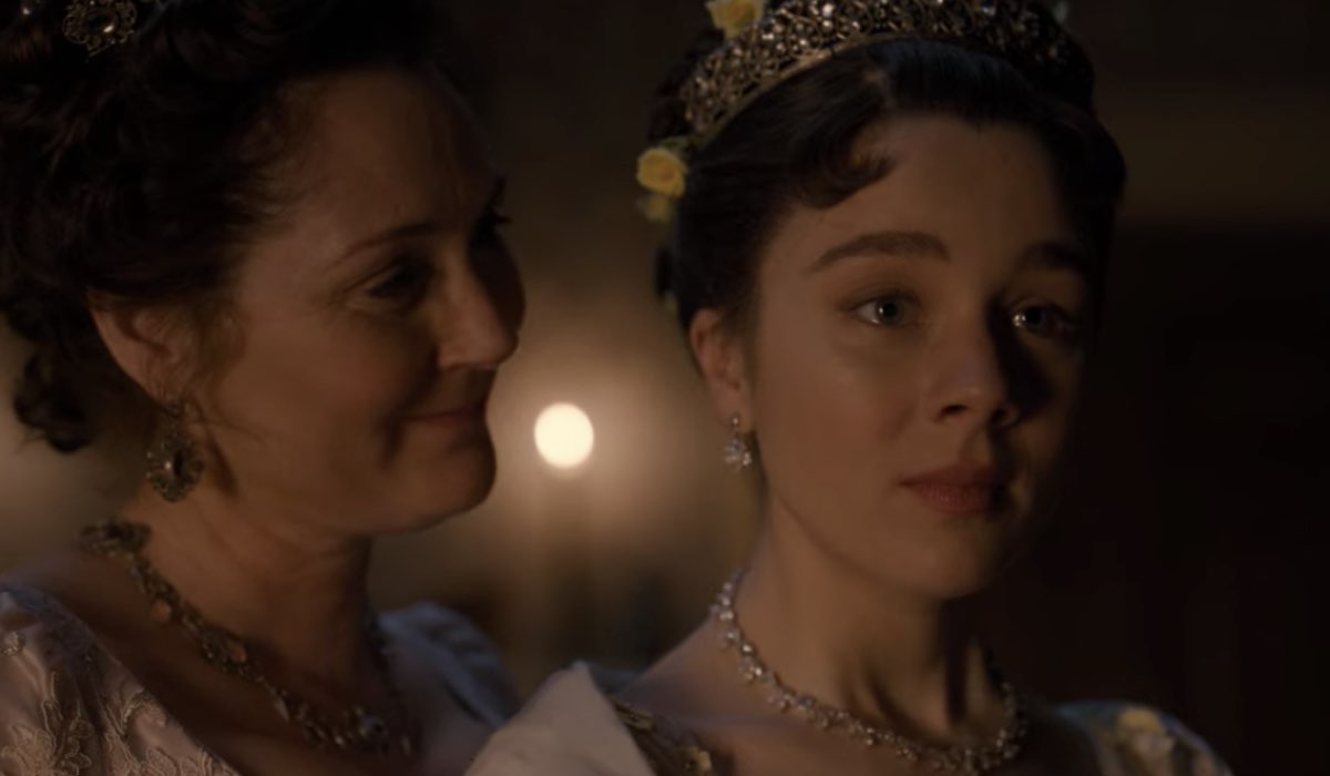 Lady Violet (Ruth Gemmell) e Eloise (Claudia Jessie), che vuole posticipare il suo ingresso in società. Credits: Netflix.