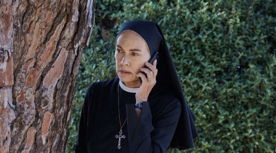 Che Dio Ci Aiuti 6 Suor Angela Interpretata Da Elena Sofia Ricci Qui In Una Scena Al Telefono Credits Lucia Iuorio E Rai