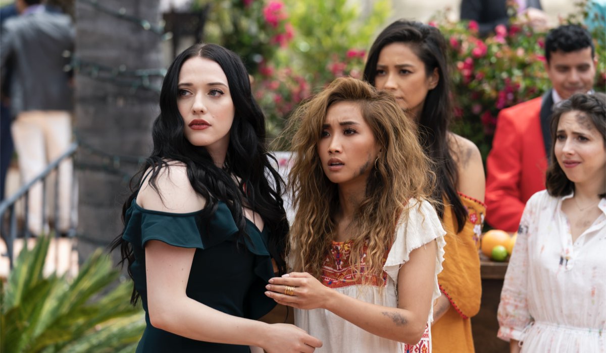 Da sinistra: Kat Dennings (Jules) e Brenda Song (Madison) in una scena di Dollface serie tv. Credits: Disney Plus.