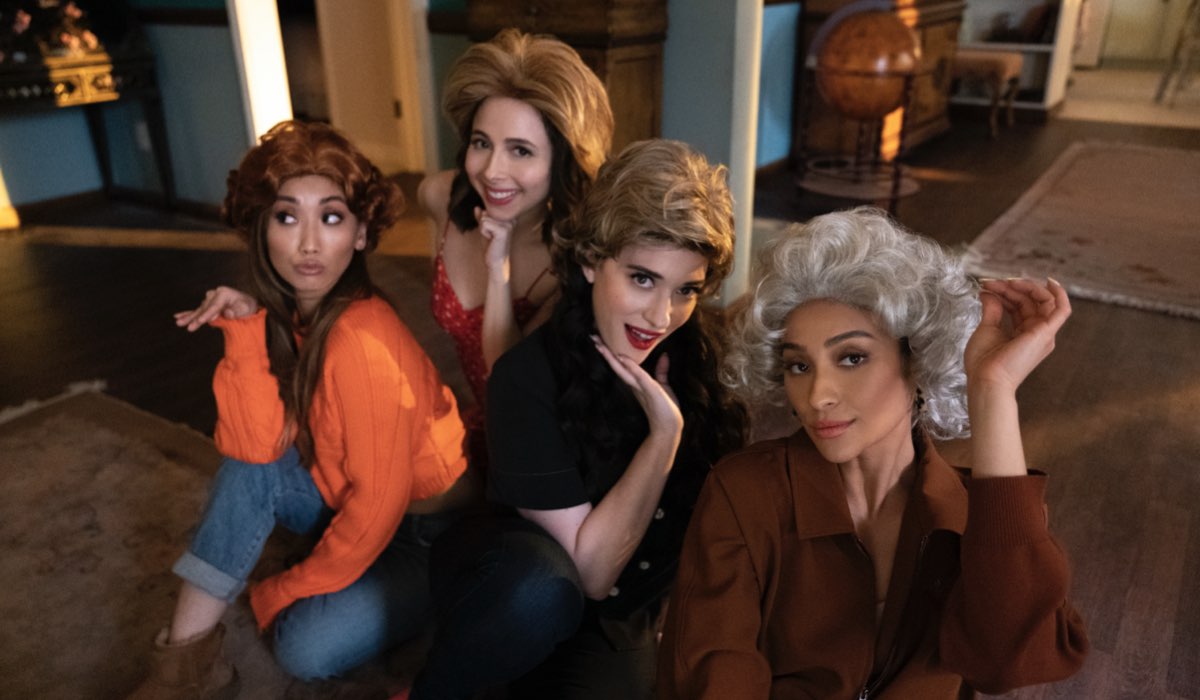 Da sinistra: Brenda Song (Madison), Esther Povitsky (Izzy), Kat Dennings (Jules) e Shay Mitchell (Stella) in una scena di Dollface. Credits: Disney Plus.