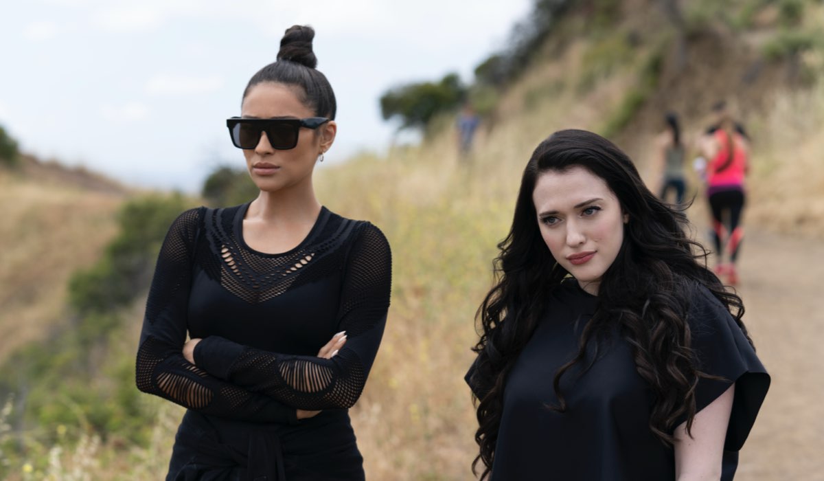 Shay Mitchell (Stella) e Kat Dennings (Jules) in una scena di Dollface. Credits: Disney Plus.