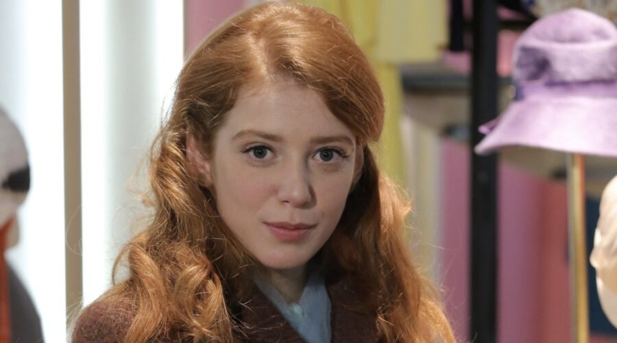 Francesca Carrain Interpreta Anna Rossi Ne Il Paradiso Delle Signore Qui In Un Posato Per La Stagione Daily 3 Credits P. Bruni E Rai