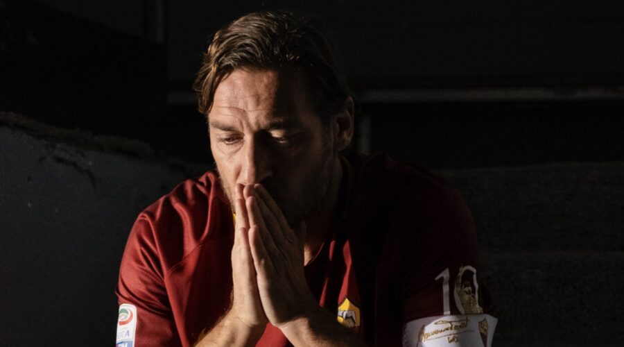 Francesco Totti nell'ultima puntata di “Speravo de morì prima”. Credits: Iacovelli/Zayed via Sky.