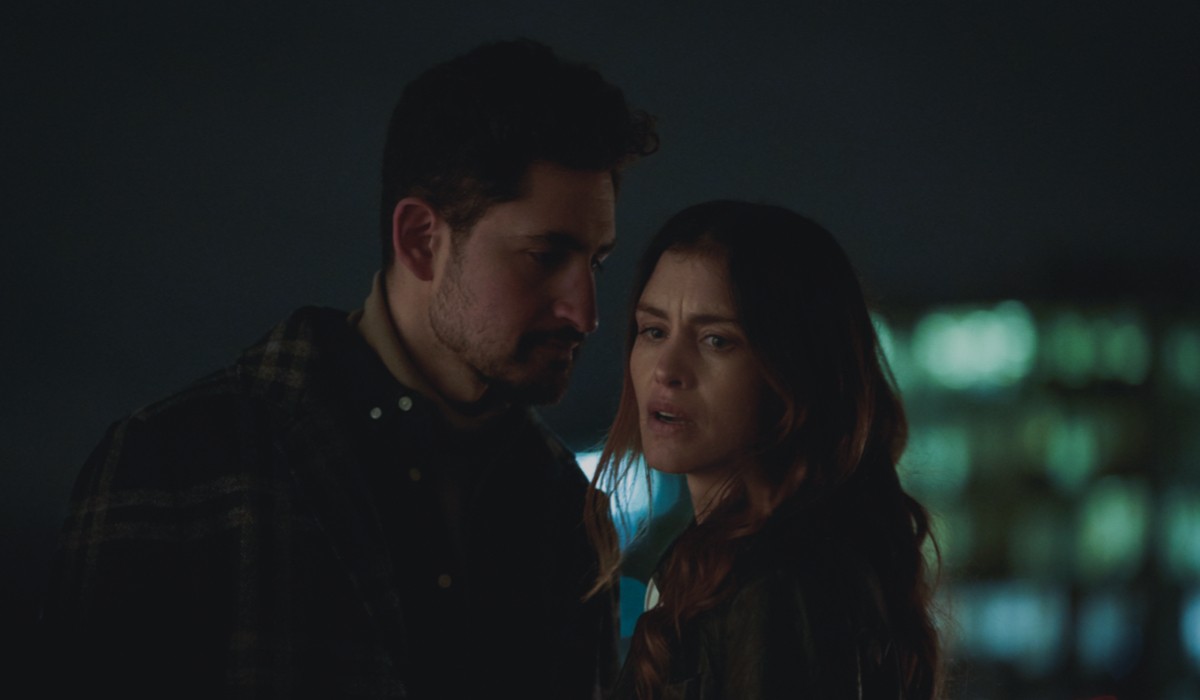 Hannah Ware e Amir El-Masry In The One Credits: Steven Peskett/Netflix
