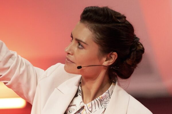 Hannah Ware Interpreta Rebecca In La Coppia Quasi Perfetta. Credits: Netflix