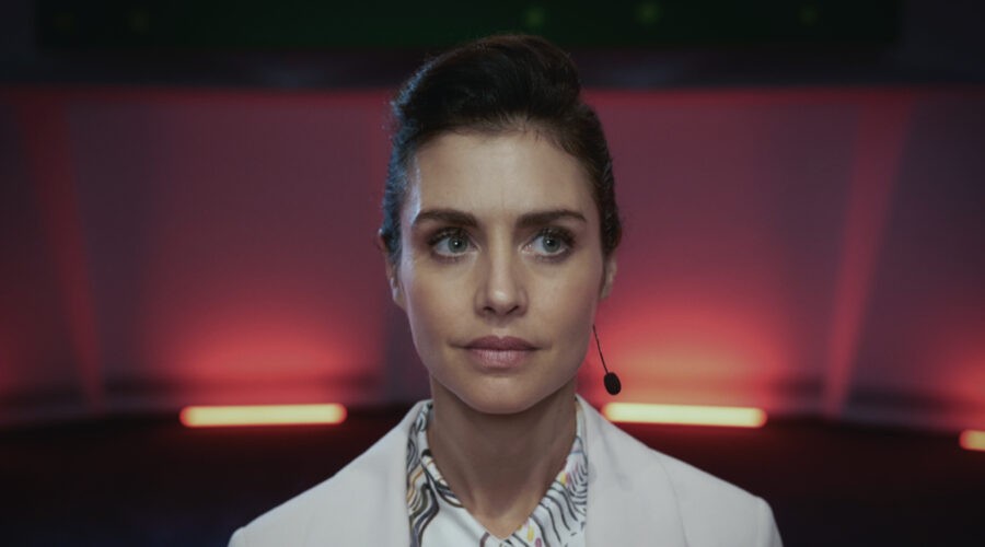 Hannah Ware Interpreta Rebecca In The One Credits: Robert Viglasky/Netflix