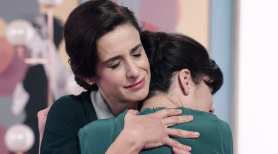 Il Paradiso Delle Signore 5 Puntata 109: l'abbraccio tra Gloria Moreau e Stefania Colombo interpretate da Lara Komar e Grace Ambrose Credits Rai